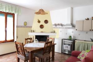 圣焦万尼达索Casa vacanza Podere Ristoro的一间厨房,里面配有桌椅