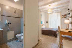 卡利亚里Il Cagliarese B&B的一间卧室配有一张床,浴室设有卫生间