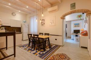卡利亚里Il Cagliarese B&B的厨房以及带桌椅的用餐室。