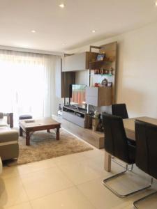 尼斯Luxurious appartment near the airport Nice的客厅配有桌椅和沙发