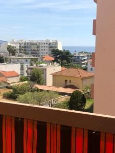 尼斯Luxurious appartment near the airport Nice的阳台享有城市美景。