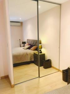 尼斯Luxurious appartment near the airport Nice的一间卧室配有一张床和一面大镜子