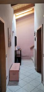 迪马罗Appartamento En Mez al Paes的走廊上设有桌子和盒子的房间