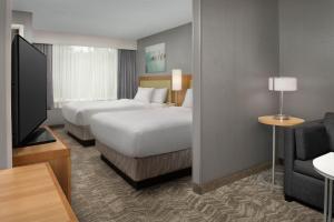 博伊西博伊西公园中心万豪春季山丘套房酒店的酒店客房设有两张床和电视。