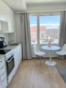 奥卢Studio Apartment Station的厨房配有桌椅和窗户。