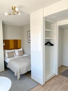 奥卢Studio Apartment Station的一间卧室配有一张床和一个衣柜