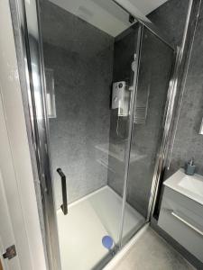 FeltonThe Annexe的浴室里设有玻璃门淋浴