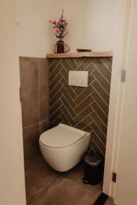 ChaamLuxe schuurwoning 't Nieuwt in Chaam, Nederland的一间位于客房内的白色卫生间的浴室