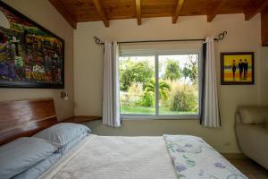 圣克鲁斯拉拉古纳Lake Front Retreat的一间卧室设有一张床和一个大窗户
