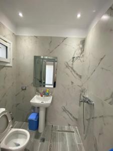 希马拉Wave n' Sea Apartments的浴室配有卫生间、盥洗盆和淋浴。