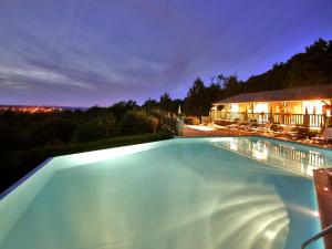 多姆Les Ventoulines的夜间游泳池与房子