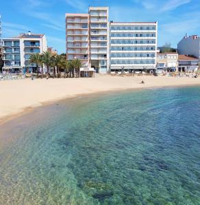 圣安东尼奥·德·卡隆罗萨马尔酒店的享有海滩、建筑和大海的景色