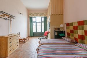 GrassanoB&B Vigna del Duca的一间卧室设有两张床、一个梳妆台和窗户。