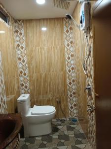 珍南海滩Alfa Roomstay的一间带卫生间和淋浴的浴室