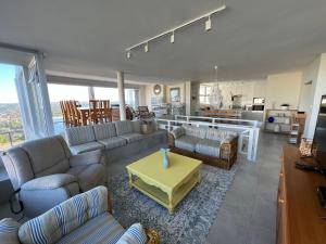 普利登堡湾Sunset Cove的带沙发和桌子的客厅以及厨房。