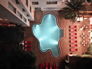 圣安东尼奥·德·卡隆罗萨马尔酒店的建筑物一侧的游泳池