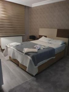锡瓦斯Mükemmel Konumda Lüx Family Concept Daire的一间卧室,卧室内配有一张大床