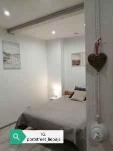 利耶帕亚PortStreet apartamenti的卧室配有一张位于墙上的床铺。