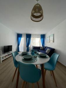 科斯塔特吉塞Blue Ocean的客厅配有桌子和蓝色椅子