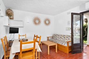 卡拉布兰卡Apartamentos Menorca MONSINES 13C By Mauter Villas的客厅配有桌子和沙发