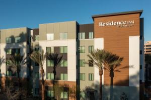 布雷亚Residence Inn by Marriott Anaheim Brea的棕榈树建筑的 ⁇ 染