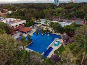 查梅Aurora Luxury Suite con acceso a la playa的享有带游泳池的房屋的空中景致