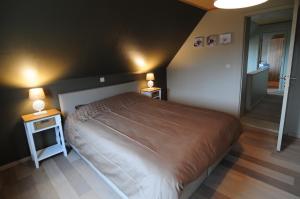 托尔豪特Holiday home De Levensgenieter的一间卧室设有一张大床和两个床头柜