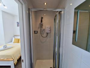 考文垂Incredible Private Rooms All with Private Bathrooms in a Fully Serviced House next to City Centre with Free Parking的带淋浴的浴室和客房内的一张床