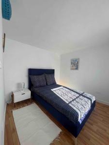 西迪·布·赛义德The Blue Sea View Sidi Bou Said的一间小卧室,房间内设有一张蓝色的床