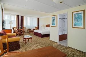 莱比锡万豪度假酒店莱比锡城店的酒店客房设有床和客厅。