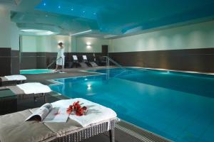 莱比锡万豪度假酒店莱比锡城店的酒店客房带大型游泳池