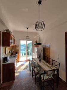 帕莱欧卡斯提撒Teo & Niki的厨房配有桌椅和窗户。