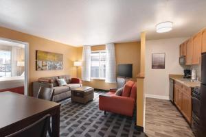 丹佛TownePlace Suites by Marriott Denver Downtown的带沙发和椅子的客厅以及客厅。