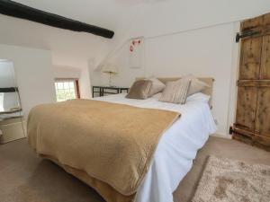 阿贝尔格莱Nant Coed Annex的一间卧室配有一张带白色床单的大床