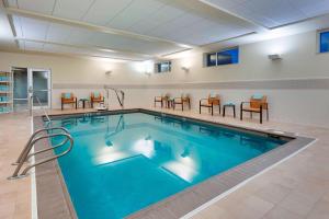 韦恩堡韦恩堡市区格兰德韦恩会展中心万怡酒店的在酒店房间的一个大型游泳池