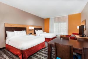 奥兰多TownePlace Suites by Marriott Orlando Altamonte Springs/Maitland的酒店客房配有两张床和一张书桌