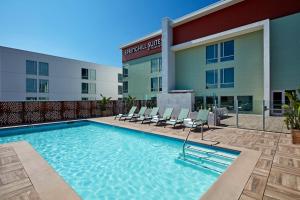 唐尼SpringHill Suites by Marriott Los Angeles Downey的酒店前的游泳池