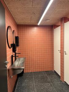 卑尔根City Hostel Bergen的一间带水槽和镜子的浴室