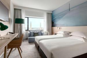 海牙海牙万豪酒店的酒店客房配有两张床和一张书桌