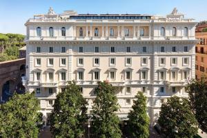 罗马罗马万豪弗罗拉大酒店的前面有树木的白色建筑