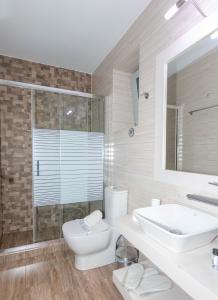 卡拉马塔Verga's Apartments的一间带卫生间和水槽的浴室