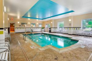 曼切斯特霍克赛特Fairfield Inn & Suites酒店的一座拥有蓝色天花板的大型游泳池