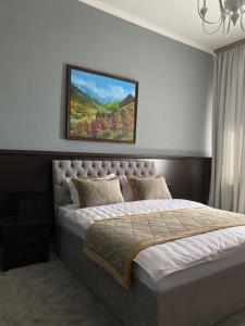 塔拉兹Думан Холл Отель的一间卧室配有一张壁画床