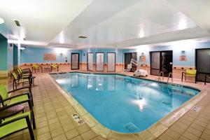 路易斯威尔路易斯维尔机场春季山丘套房酒店的游泳池位于酒店带桌椅的客房内