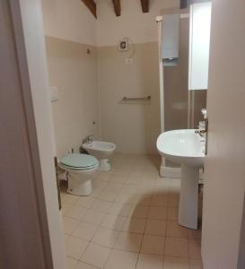 圣弗罗托索Casa dell'Arco Civico 35的一间带卫生间和水槽的浴室