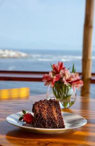 蓬塔赫尔莫萨Casablanca del Mar的花瓶,花盘上的一块蛋糕
