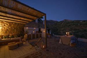 Canillas de AceitunoMountain retreat Casa Alzaytun.的一个带桌椅的庭院和一座建筑