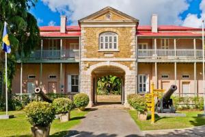 布里奇敦Rafeen villa- Historic villa with pool的前面有拱门的大型砖砌建筑