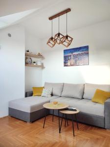 诺维萨德Apartman NS Dan PRIVATE PARKING的客厅配有沙发和桌子