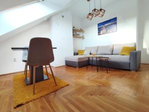 诺维萨德Apartman NS Dan PRIVATE PARKING的客厅配有沙发和椅子